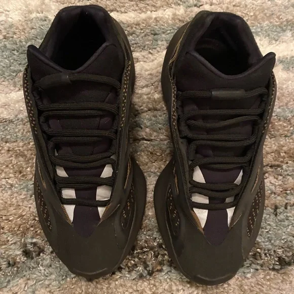 Yeezy 700 V3 Clay Brown worn twice like new no box. Shoe couldnt fit Yeezy 700 V3 Clay Brown Real Vs Fake (Expert Guide) main image 4